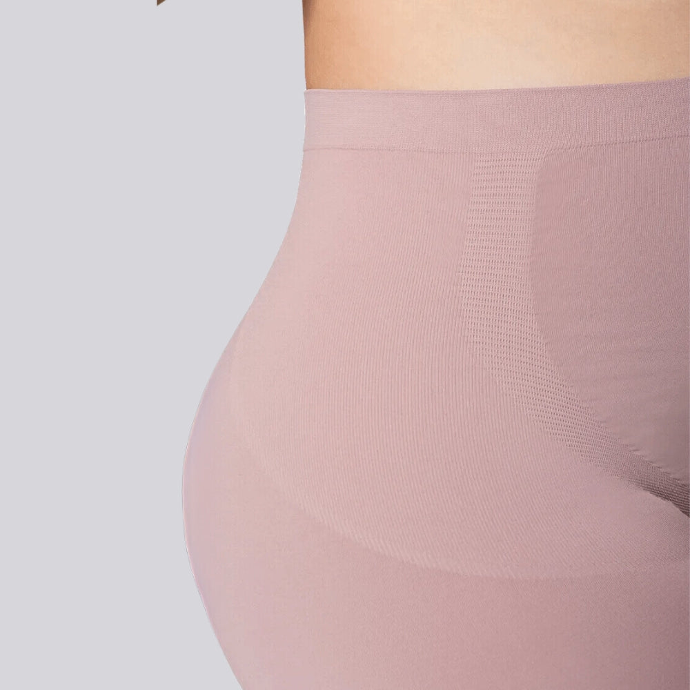 Detalhe da parte traseira do Short Gestante Microfibra Cygnuss x Lupo na cor rosada, destacando a textura da malha e a modelagem anatômica que se ajusta ao corpo com conforto.