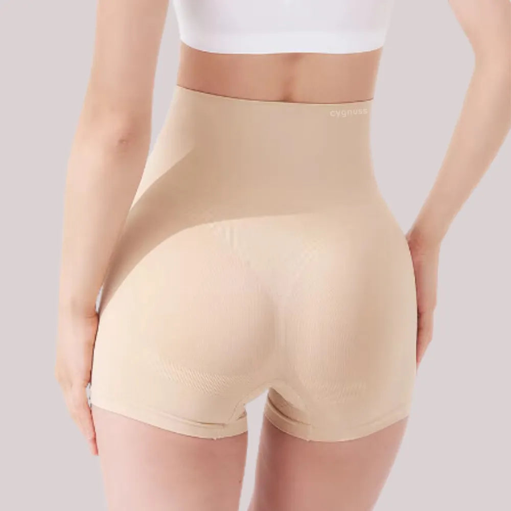 Vista traseira do short modelador bege Cygnuss, com cintura alta e tecido que realça o bumbum sem marcar.