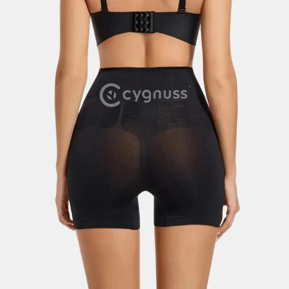 Short modelador Cygnuss preto visto por trás, com tecido leve e cintura alta que valoriza os glúteos.