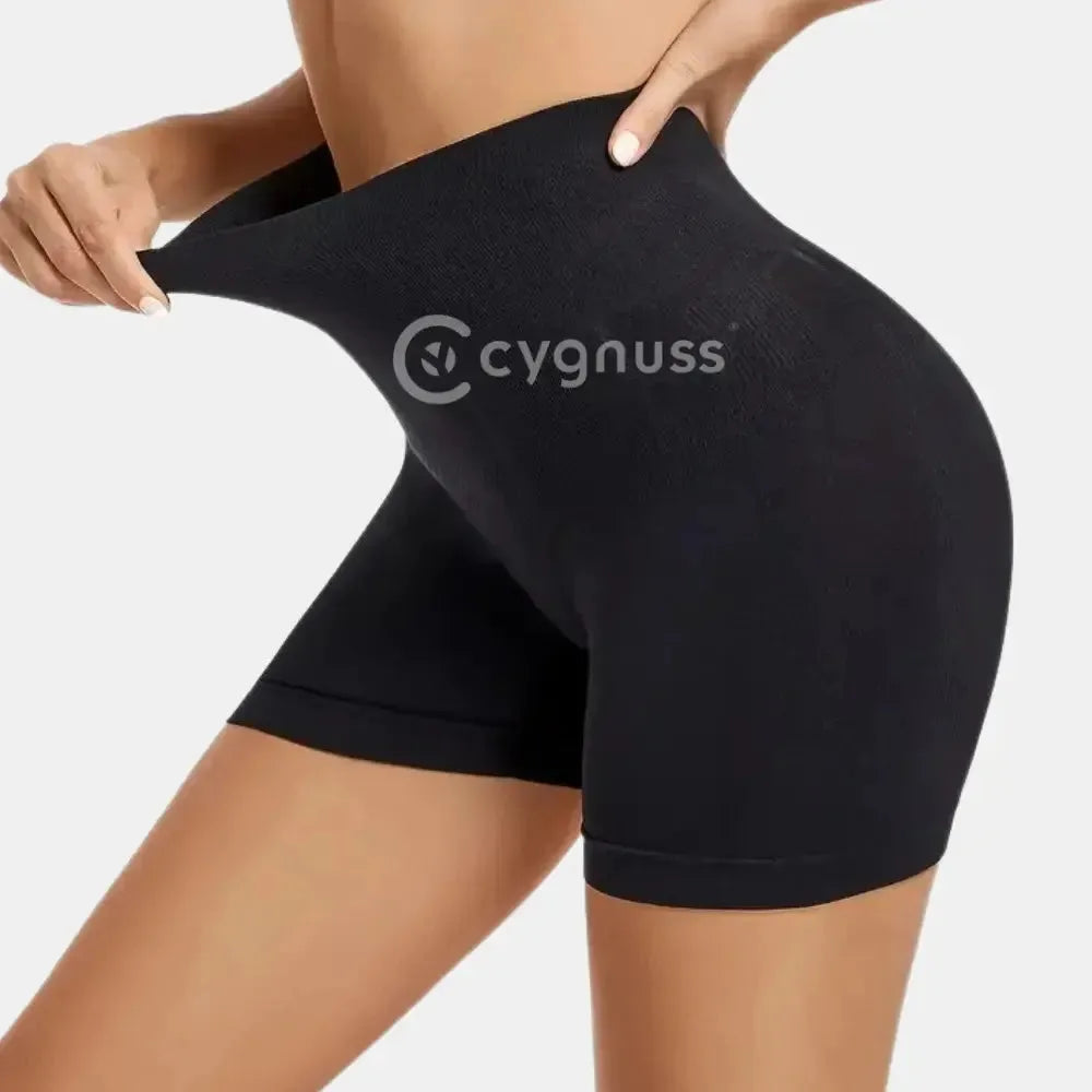 Short modelador Cygnuss preto com cintura alta e tecido elástico sendo puxado, mostrando compressão confortável.