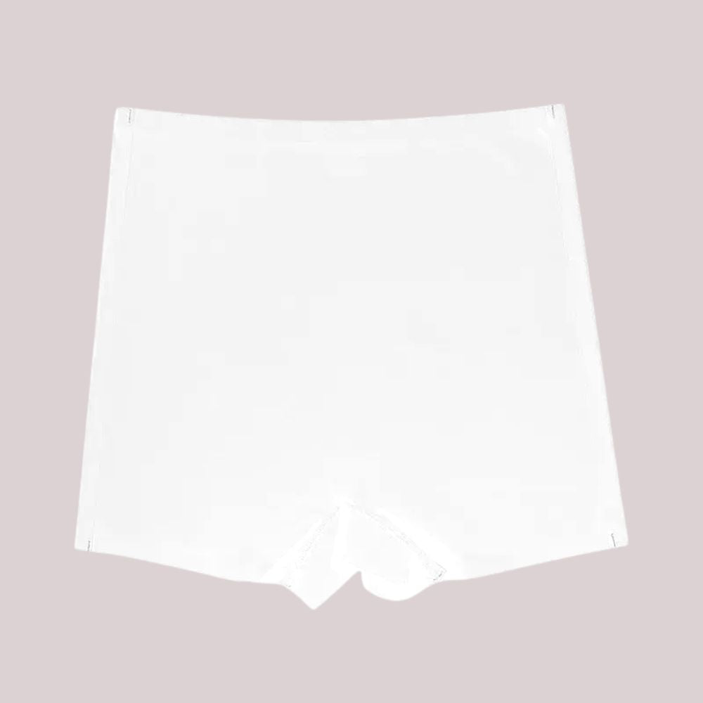 Short Segunda Pele na cor branca, com modelagem sem costura e acabamento suave. Perfeito para uso diário, oferecendo conforto e discrição sob a roupa.
