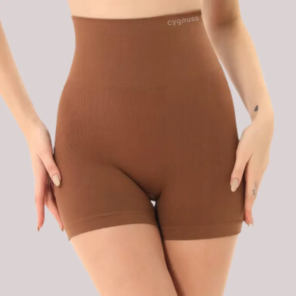 Short modelador Cygnuss na cor chocolate, com cintura alta e compressão suave que modela o corpo com conforto e acabamento sem costura.