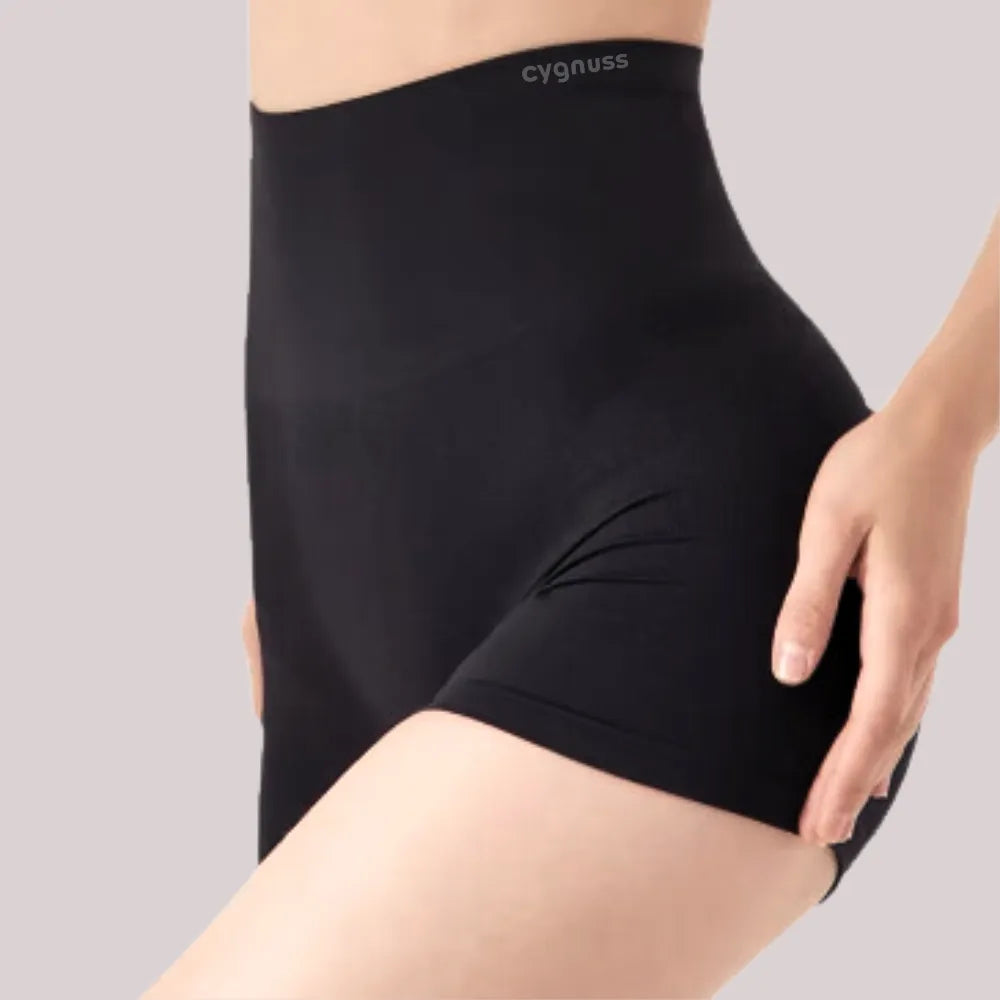 Short modelador preto Cygnuss com cintura alta, efeito segunda pele e acabamento sem costuras, ideal para modelar o corpo com conforto.