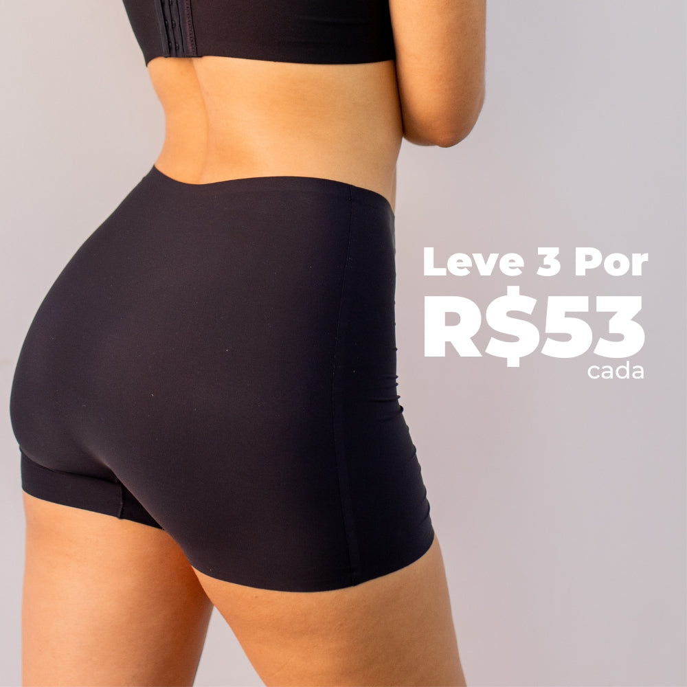 Imagem de uma mulher usando o Short Segunda Pele Sem Costura na cor preta, com a promoção "Leve 3 Por R$53 cada" sobreposta à imagem. O short proporciona modelagem confortável, sem costuras visíveis, e é ideal para uso diário.