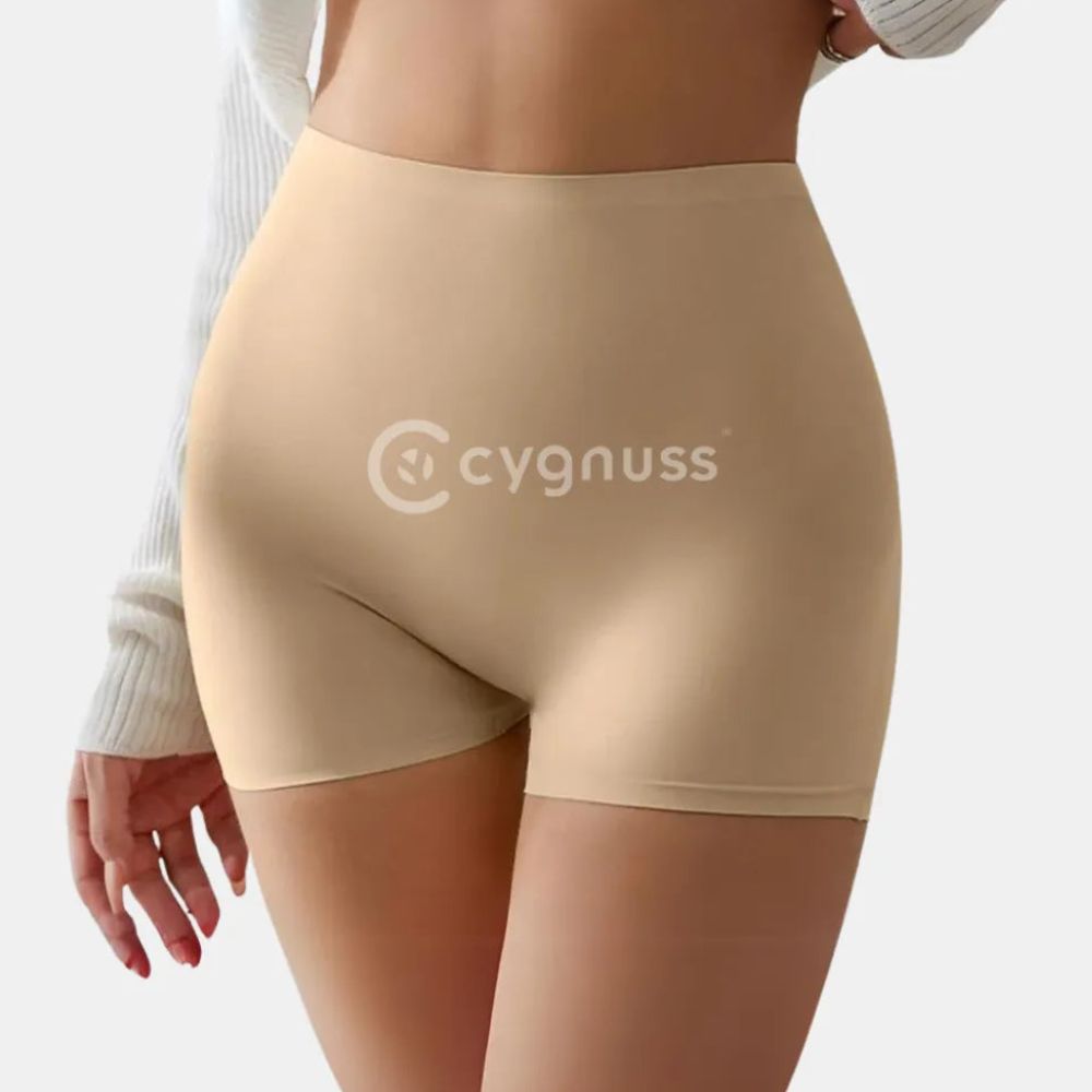 Imagem de um Short Segunda Pele sem Costura na cor bege, oferecendo modelagem discreta e confortável. O material sem costura se ajusta suavemente ao corpo, proporcionando liberdade e suporte, ideal para uso diário sem marcar sob roupas.