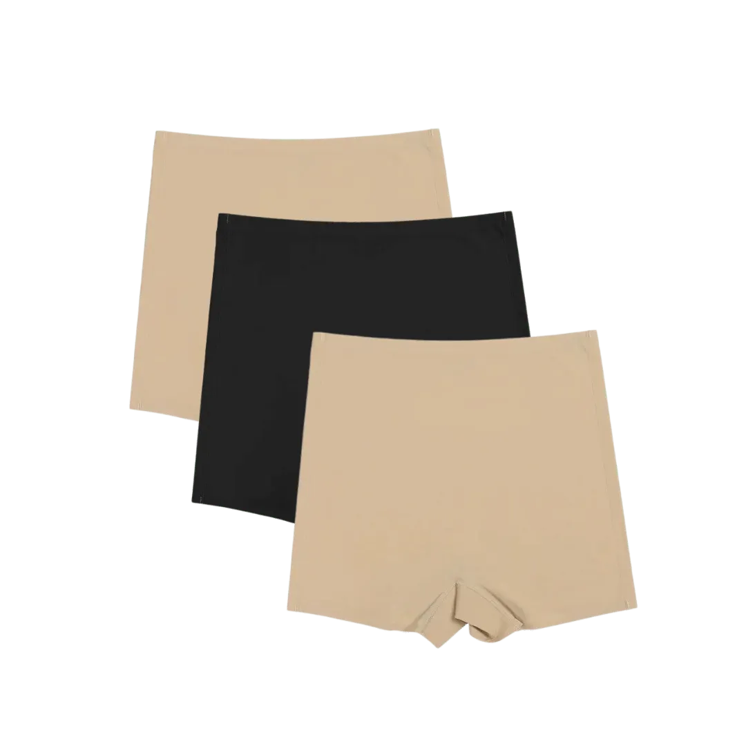 Conjunto de Shorts Segunda Pele disponível em três cores: bege, preto e branco. Design sem costura que garante conforto e suavidade, ideal para um ajuste perfeito sob qualquer roupa.