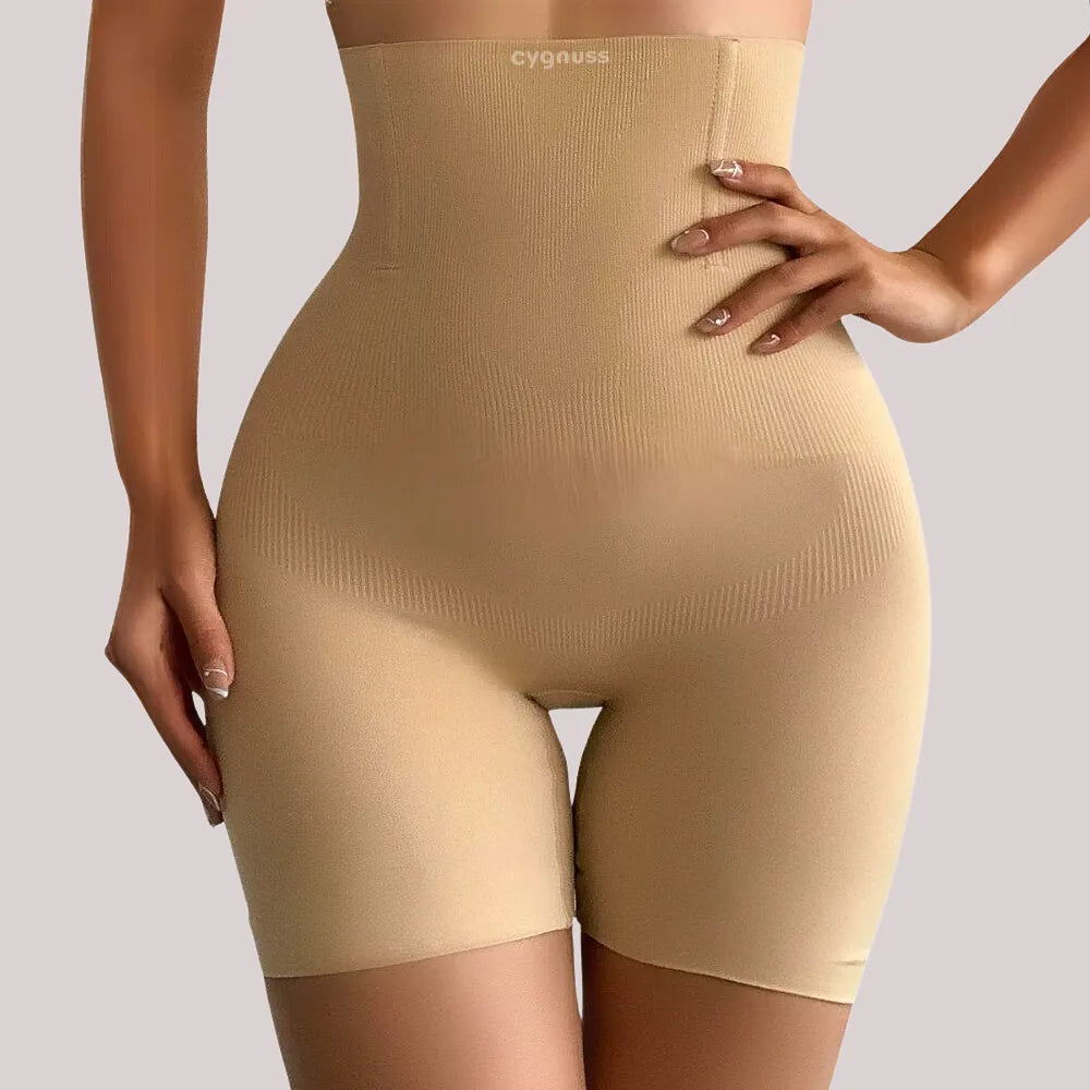 Short modelador bege da Cygnuss com cintura alta, tecido compressivo e acabamento sem costuras, desenhado para modelar a cintura e valorizar as curvas com conforto premium.