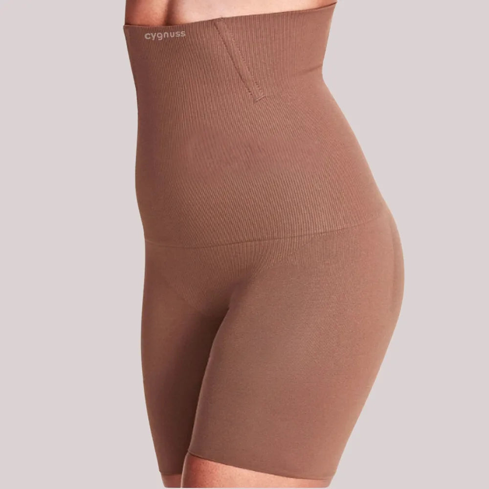 Vista lateral do Short Shape modelador da Cygnuss na cor cacau, com cintura alta e tecido canelado, modelando a barriga e os quadris com conforto e firmeza, ideal para uso no dia a dia.