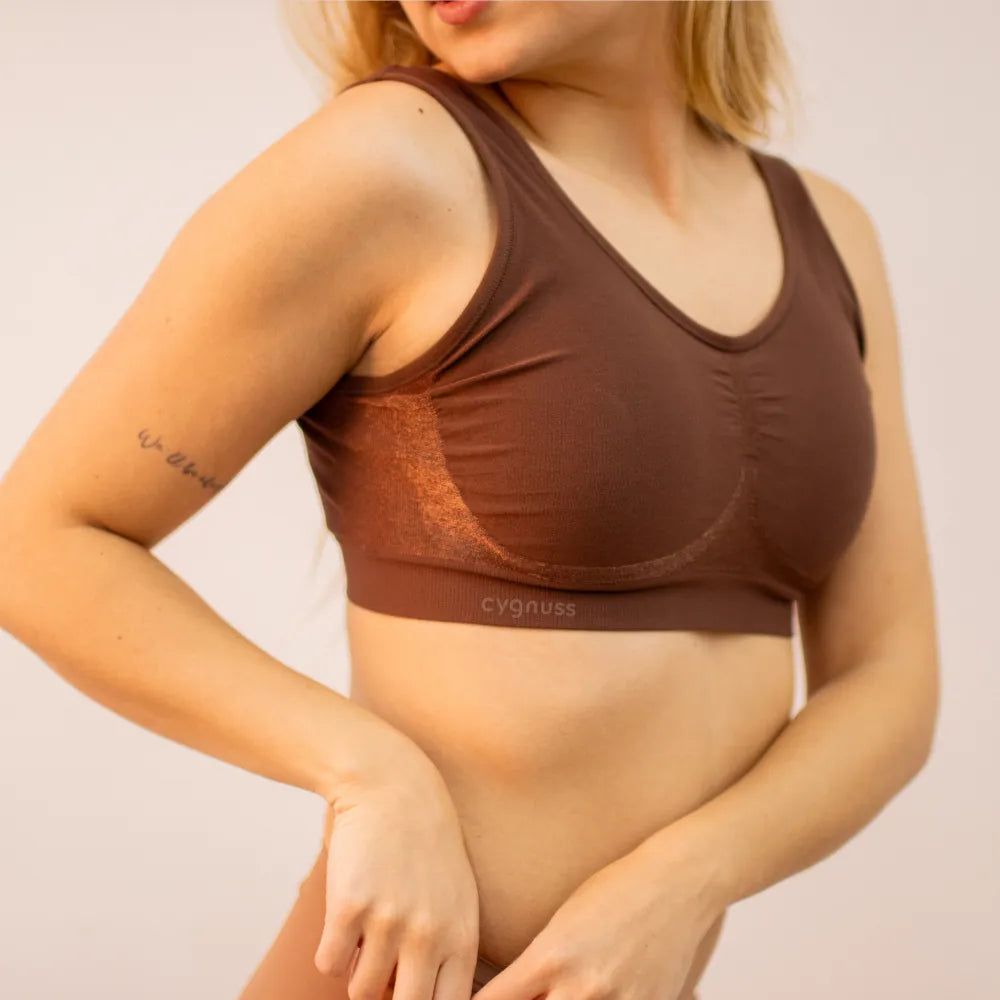 Mulher vestindo o Sutiã Daily Original na cor marrom, destacando o design confortável e modelador do tecido sem costura.