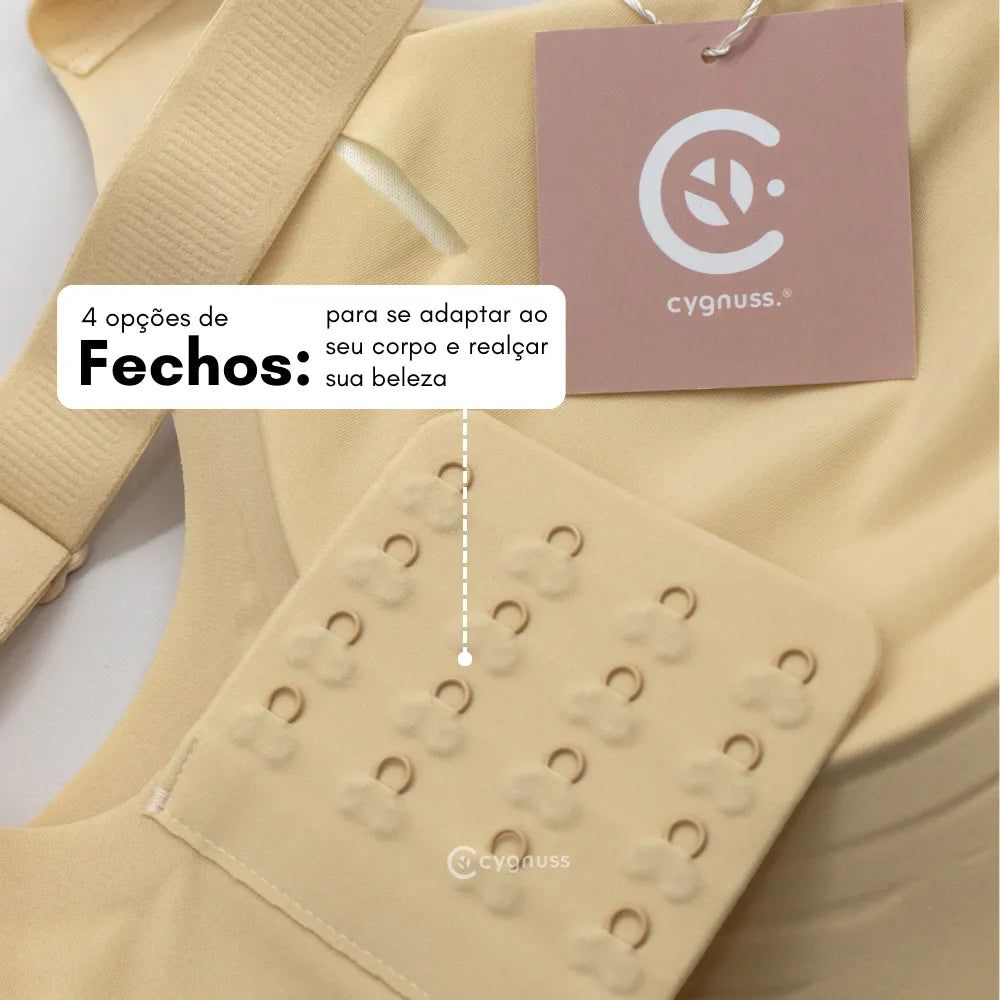Close-up do Sutiã Dreams na cor nude, destacando as quatro opções de fecho ajustável para melhor adaptação ao corpo e realce da silhueta. A etiqueta da Cygnuss está visível, reforçando a identidade da marca. O tecido sem costuras oferece conforto e modelagem perfeita.
