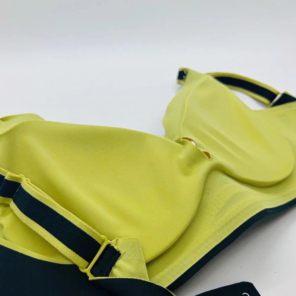 Detalhes Sutiã Cygnuss com cygel ajustáveis e fecho e bojos remov íveis preto e verde