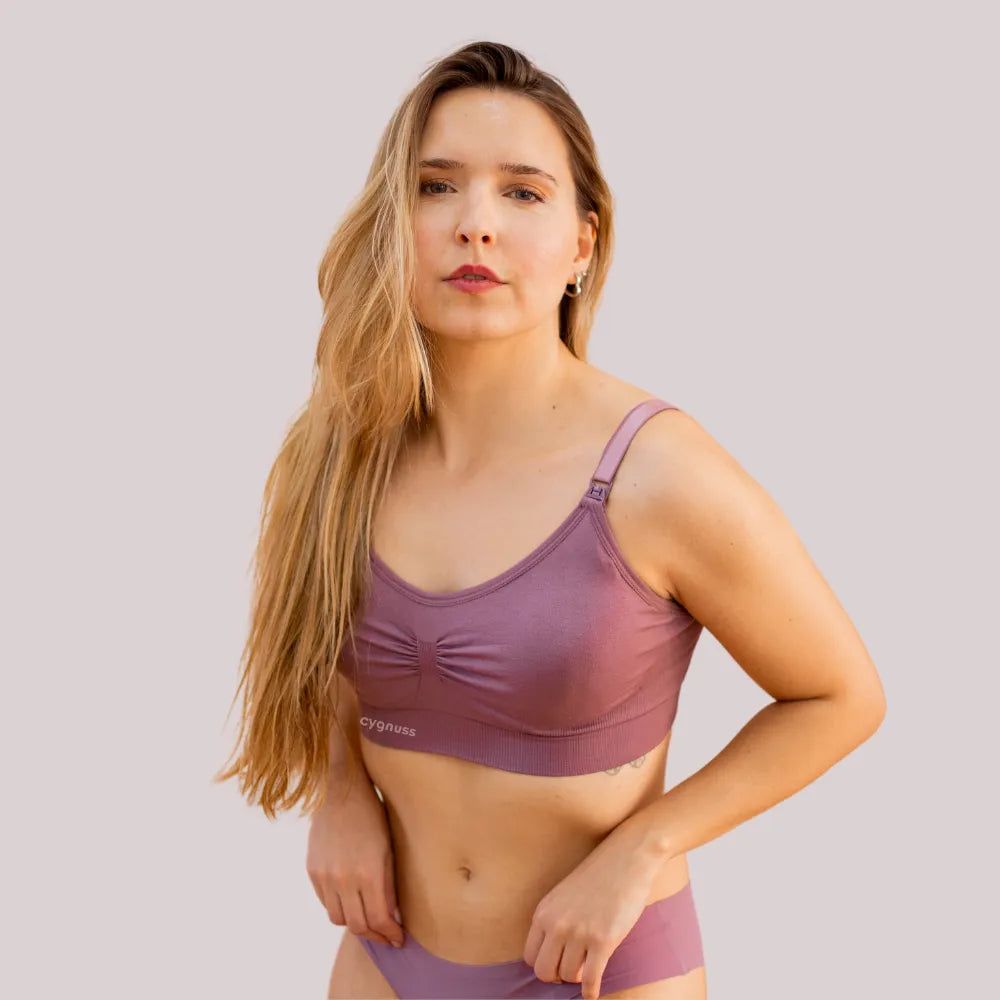 Mulher usando Sutiã Liberty para amamentação com bojo removível, destacando conforto e design sofisticado. Cygnuss lingerie elegante.