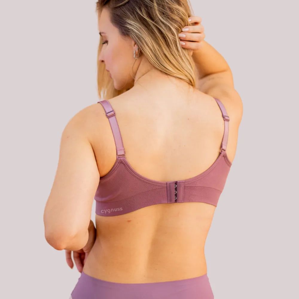 Modelo usando Sutiã Liberty com bojo removível e fechamento frontal, destacando conforto e sustentação, em tom de rosa claro.