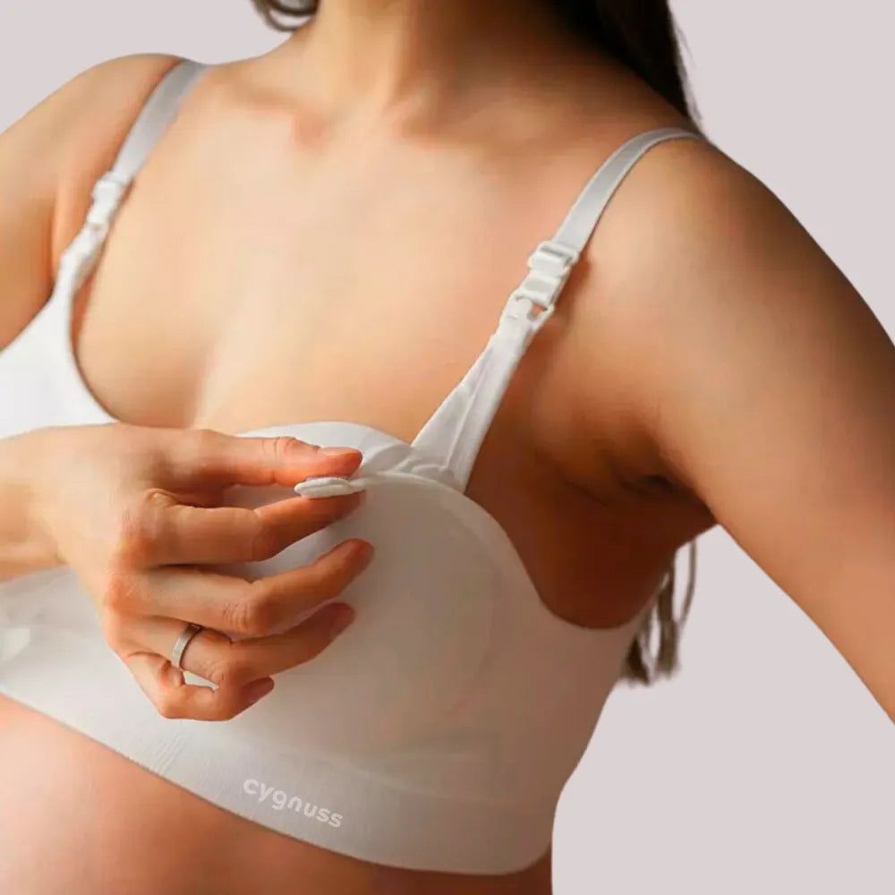 Mulher ajustando Sutiã Liberty de amamentação com bojo removível, oferecendo conforto e sustentação, por Cygnuss.