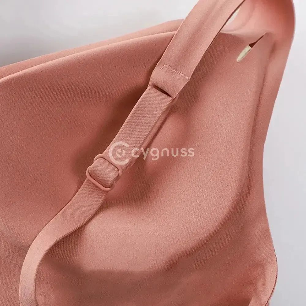 Close-up do Sutiã FIT na cor rosé, destacando a alça fina ajustável e o tecido com acabamento sem costura. A abertura interna revela o espaço para o bojo removível, ressaltando a funcionalidade e praticidade da peça.