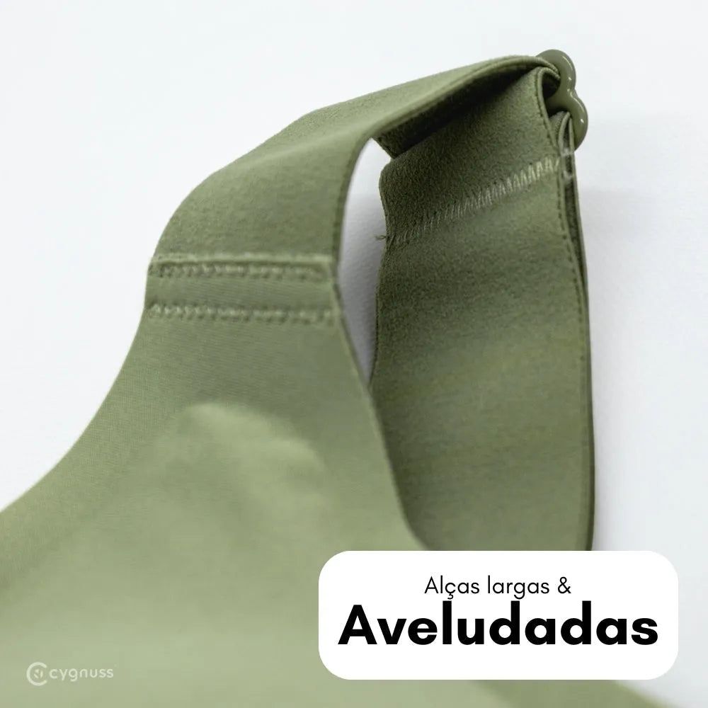 Detalhe das alças largas e aveludadas do sutiã premium Cygnuss na cor verde. O tecido macio proporciona conforto e ajuste perfeito aos ombros.