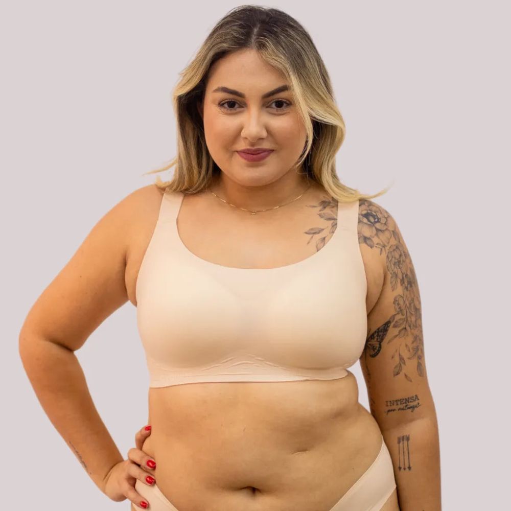 Mulher usando um sutiã premium bege Cygnuss com alças largas, modelagem confortável e tecido sem costuras para máximo suporte e bem-estar