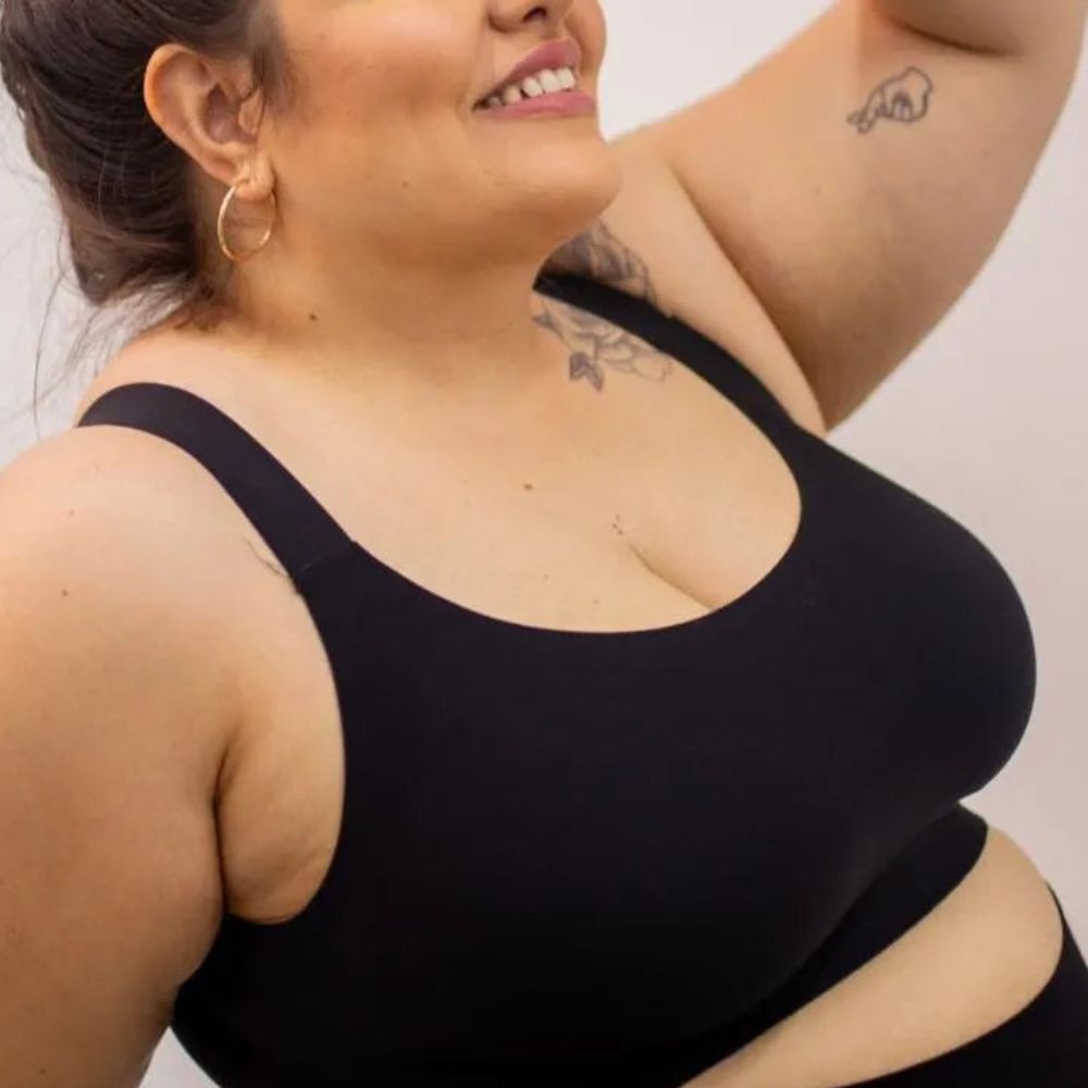 Modelo usando sutiã premium preto Cygnuss com alças largas e tecido confortável, destacando o ajuste perfeito e o suporte ideal para todos os biotipos.