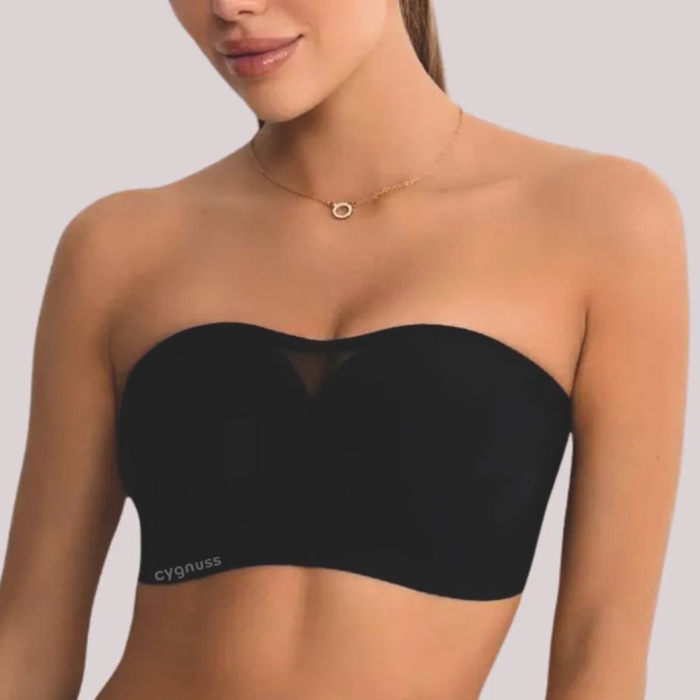 Modelo usando sutiã tomara que caia preto da Cygnuss com detalhe em tule no centro e acabamento sem costura, em close frontal elegante.