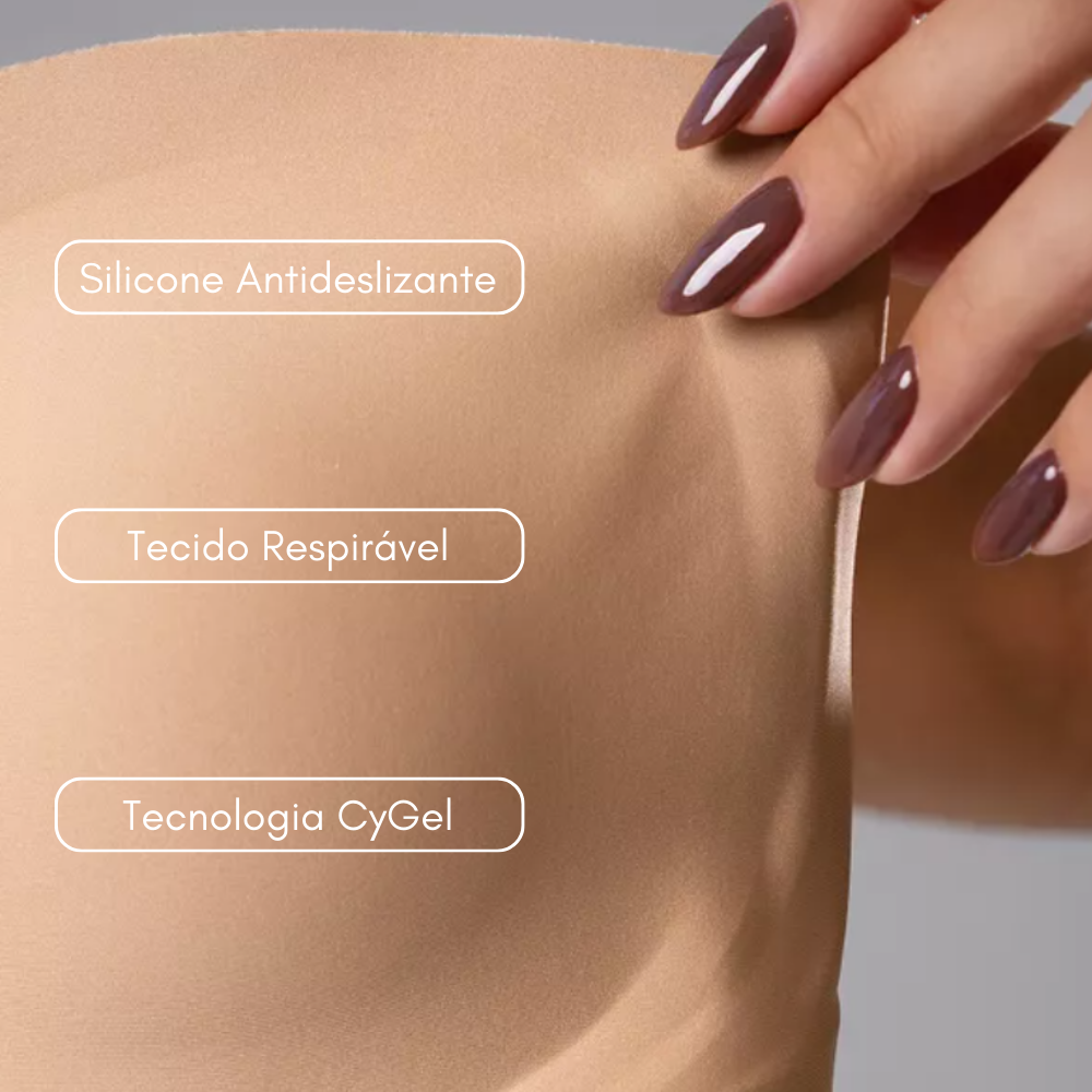 Close-up do Sutiã Tomara que Caia Sensação na cor bege, destacando sua estrutura com silicone antiderrapante, tecido respirável e Tecnologia CyGel, que proporciona sustentação sem a necessidade de aros. Mãos femininas tocam a peça, evidenciando sua flexibilidade e conforto.