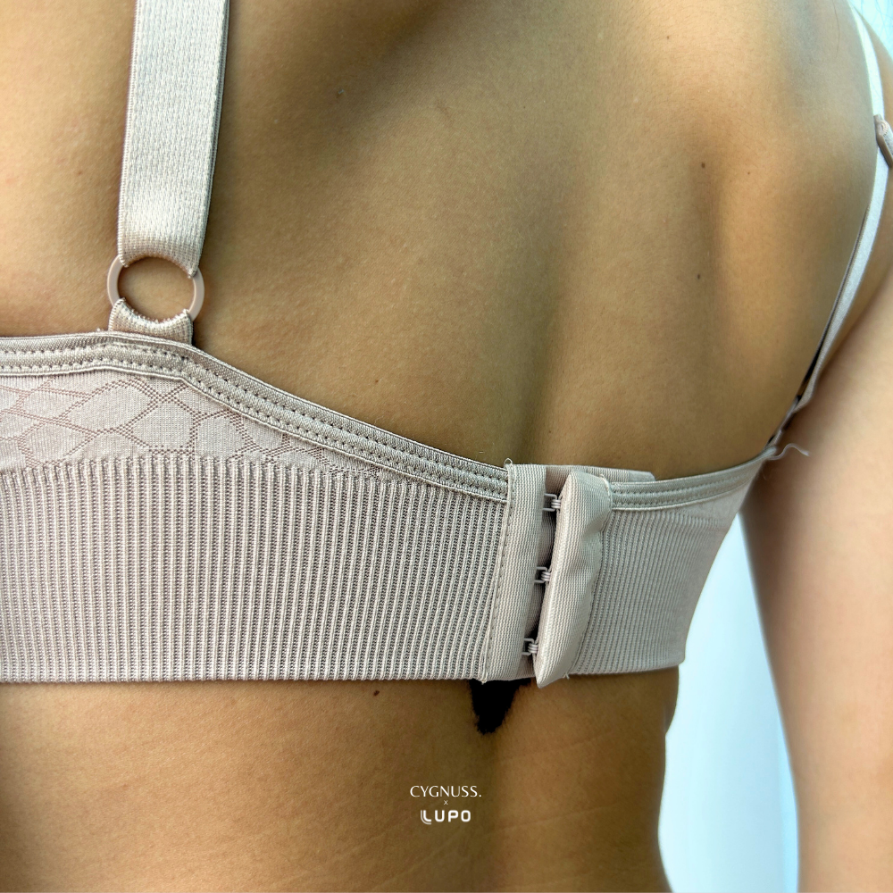 Close-up das costas do Sutiã Trend Curves Cygnuss x Lupo na cor bege, mostrando o fecho com ajuste duplo, o elástico reforçado e o design anatômico que garante firmeza com conforto.
