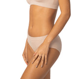 Woman wearing Calcinha Control Top by Cygnuss x Lupo, showcasing seamless, breathable fabric for ultimate comfort and perfect fit.