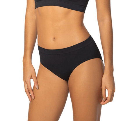 Mulher usando Calcinha Control Top Cygnuss x Lupo preta, sem costura, ajustada, tecido respirável, lingerie confortável e sofisticada.