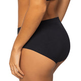 Mulher usando Calcinha Control Top Cygnuss x Lupo, conforto e sustentação, tecido respirável, design elegante para uso diário.