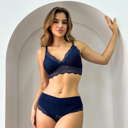 Modelo usando o Sutiã Aurora Cygnuss na cor azul marinho, destacando a renda e a estrutura confortável.