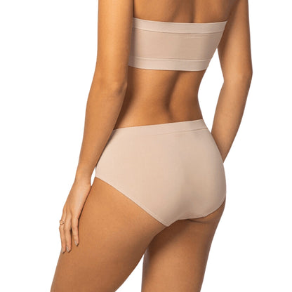 Woman wearing Calcinha Control Top by Cygnuss x Lupo, showcasing seamless, breathable fabric for ultimate comfort and perfect fit.
