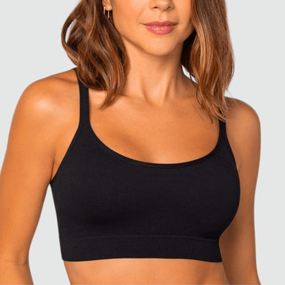 Mulher usando Top Power Básico Sem Costura, sutiã preto sem costura da Cygnuss x Lupo, que oferece conforto e ajuste perfeito para o uso diário.