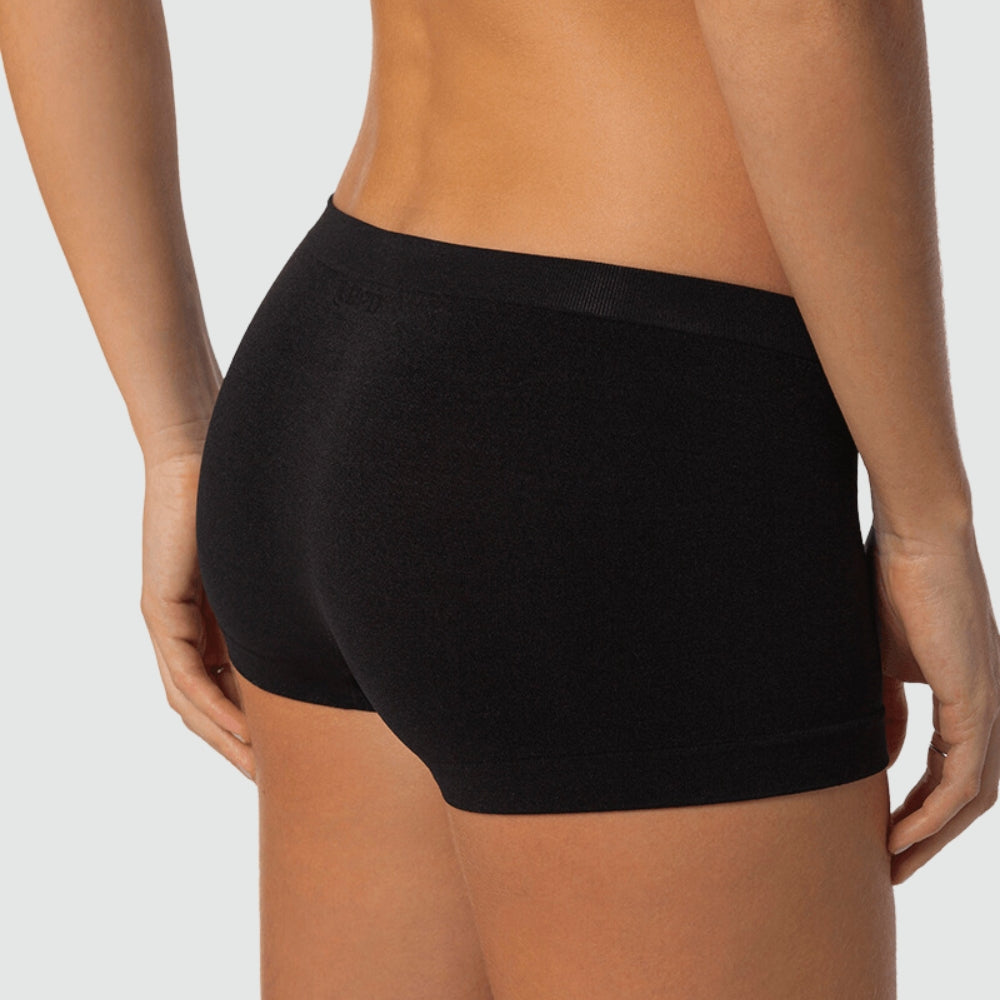 Vista lateral da Calcinha Boxer Essential preta da Cygnuss x Lupo, com ajuste anatômico e tecido macio para maior conforto.