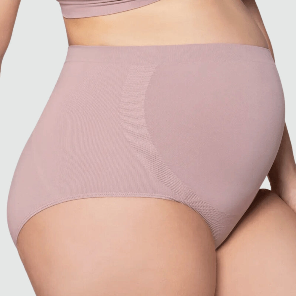 Calcinha Gestante Cygnuss x Lupo em microfibra, oferecendo conforto e suporte durante a gravidez, com design anatômico ajustável.