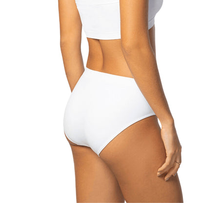Mulher usando calcinha modeladora Cygnuss Control Top, lingerie confortável e sem costura para ajuste perfeito e suavidade diária.