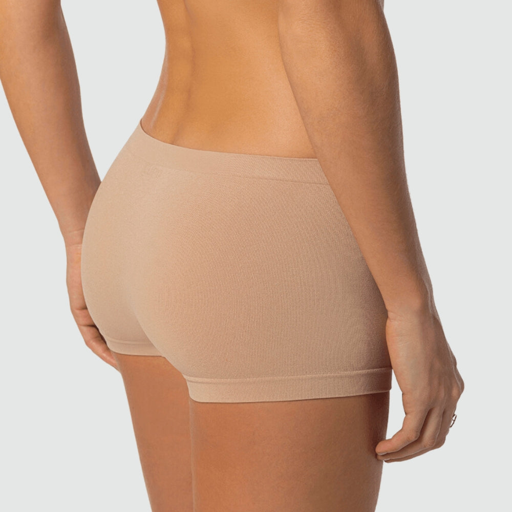 Mulher vestindo Calcinha Boxer Essential Touch na cor bege, exibindo conforto e caimento, perfeita para uso diário pela Cygnuss x Lupo.