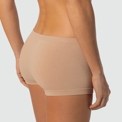 Mulher vestindo Calcinha Boxer Essential Touch na cor bege, exibindo conforto e caimento, perfeita para uso diário pela Cygnuss x Lupo.