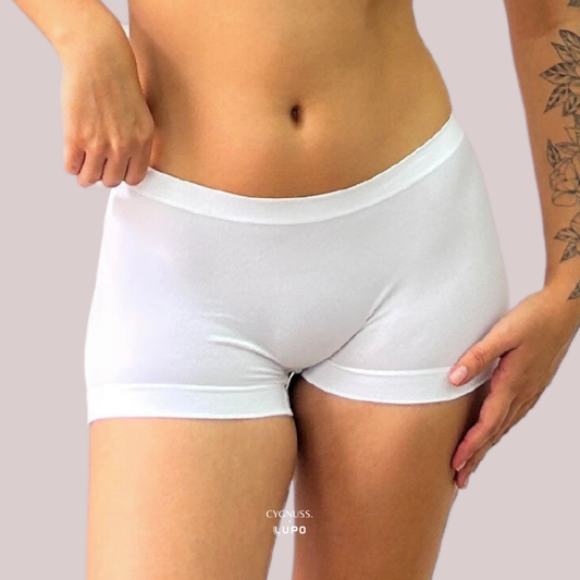 Modelo vestindo Calcinha Boxer Essential Touch da Cygnuss x Lupo, exibindo conforto e caimento com tecido macio e design anatômico.