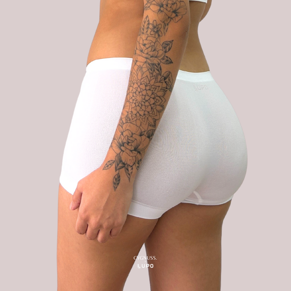 Mulher vestindo Calcinha Boxer Essential branca da Cygnuss x Lupo, mostrando conforto e ajuste anatômico para uso diário.