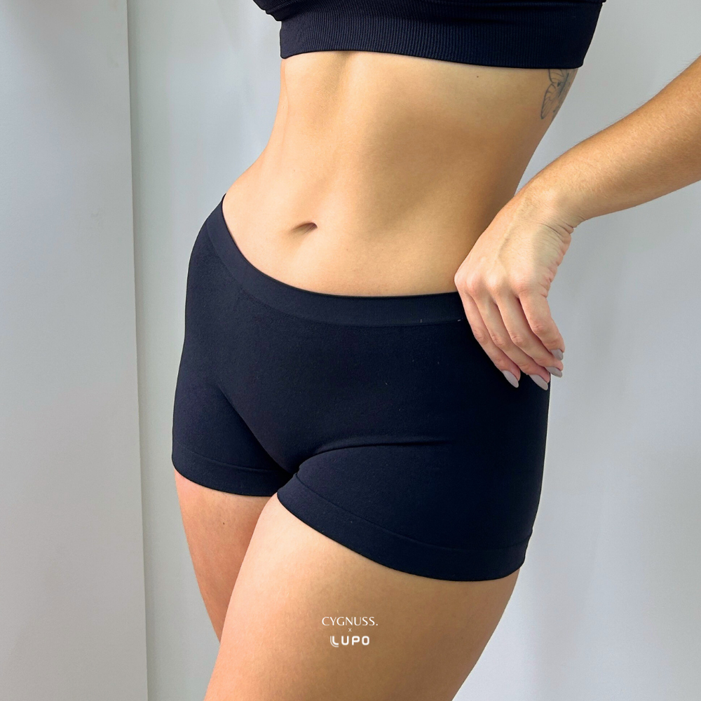 Mulher vestindo Calcinha Boxer Essential Touch preta da Cygnuss x Lupo, exibindo conforto e ajuste anatômico.