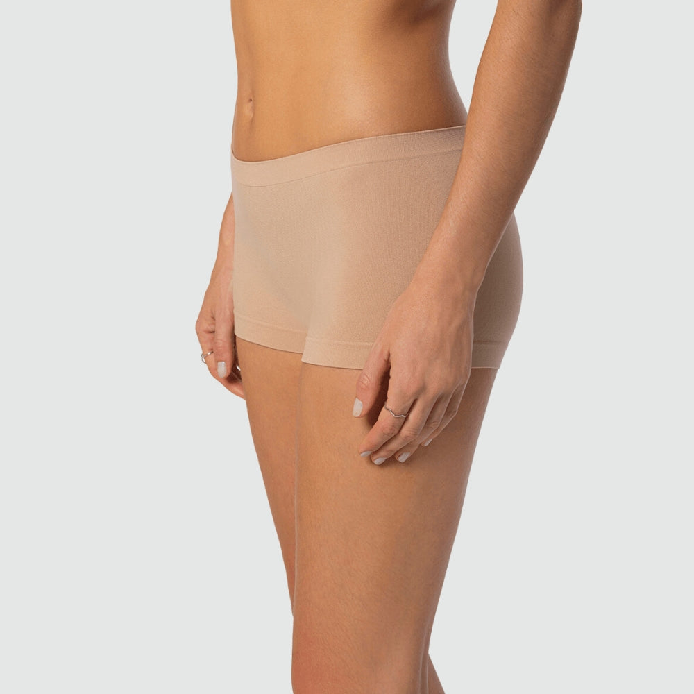 Mulher vestindo Calcinha Boxer Essential da Cygnuss x Lupo, com ajuste anatômico e tecido macio para conforto e liberdade.