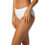 Mulher usando Calcinha Control Top Cygnuss x Lupo, lingerie confortável, ajuste perfeito e tecido respirável.