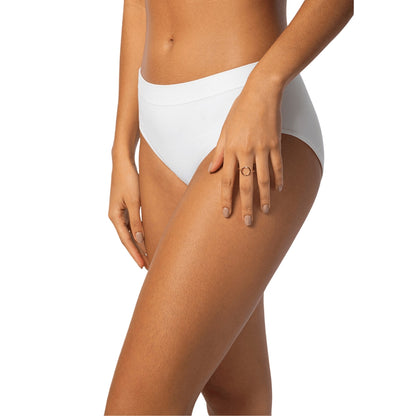 Mulher usando Calcinha Control Top Cygnuss x Lupo, lingerie confortável, ajuste perfeito e tecido respirável.