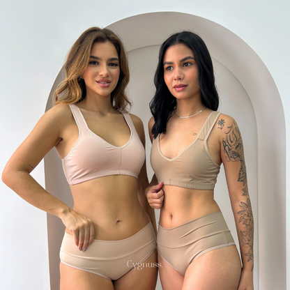 Duas mulheres vestindo lingerie confortável e estilosa em tons de bege e nude com calcinhas de cintura média da coleção Cygnuss.