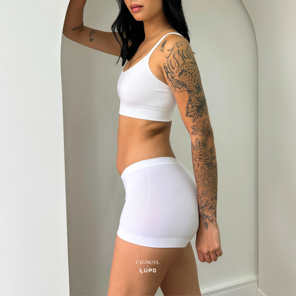 Modelo vestindo Calcinha Boxer Essential branca da Cygnuss x Lupo, exibindo conforto e ajuste anatômico.