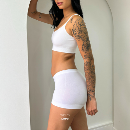 Modelo vestindo Calcinha Boxer Essential branca da Cygnuss x Lupo, exibindo conforto e ajuste anatômico.