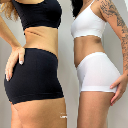 Mulheres vestindo Calcinha Boxer Essential preta e branca da Cygnuss x Lupo, exibindo conforto e ajuste com tecido de toque macio.