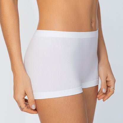 Mulher vestindo calcinha boxer branca Essential da Cygnuss e Lupo, exibindo conforto e design anatômico.