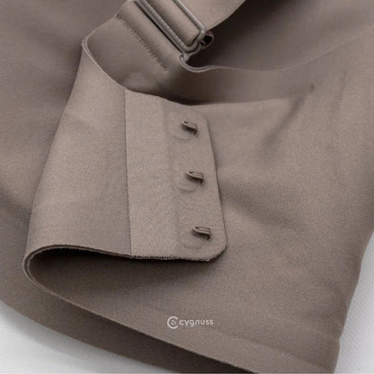 Detalhe do fecho ajustável do sutiã Cygnuss, apresentando ganchos reforçados para um ajuste seguro e personalizado ao corpo.