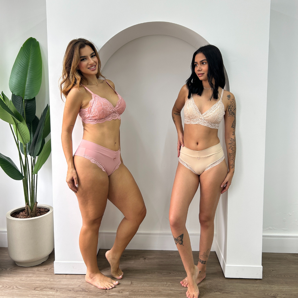Duas modelos vestindo o Sutiã Aurora Cygnuss, uma na cor rosa claro e outra nude, mostrando a versatilidade e elegância do modelo.