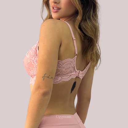 Parte traseira do Sutiã Aurora Cygnuss rosa claro, com detalhe em renda floral e fecho ajustável para conforto e sustentação.